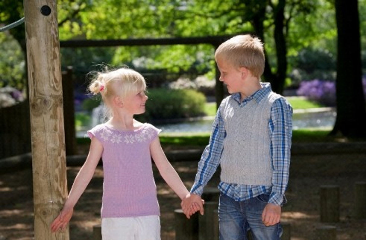 Drengevest med strukturmønster