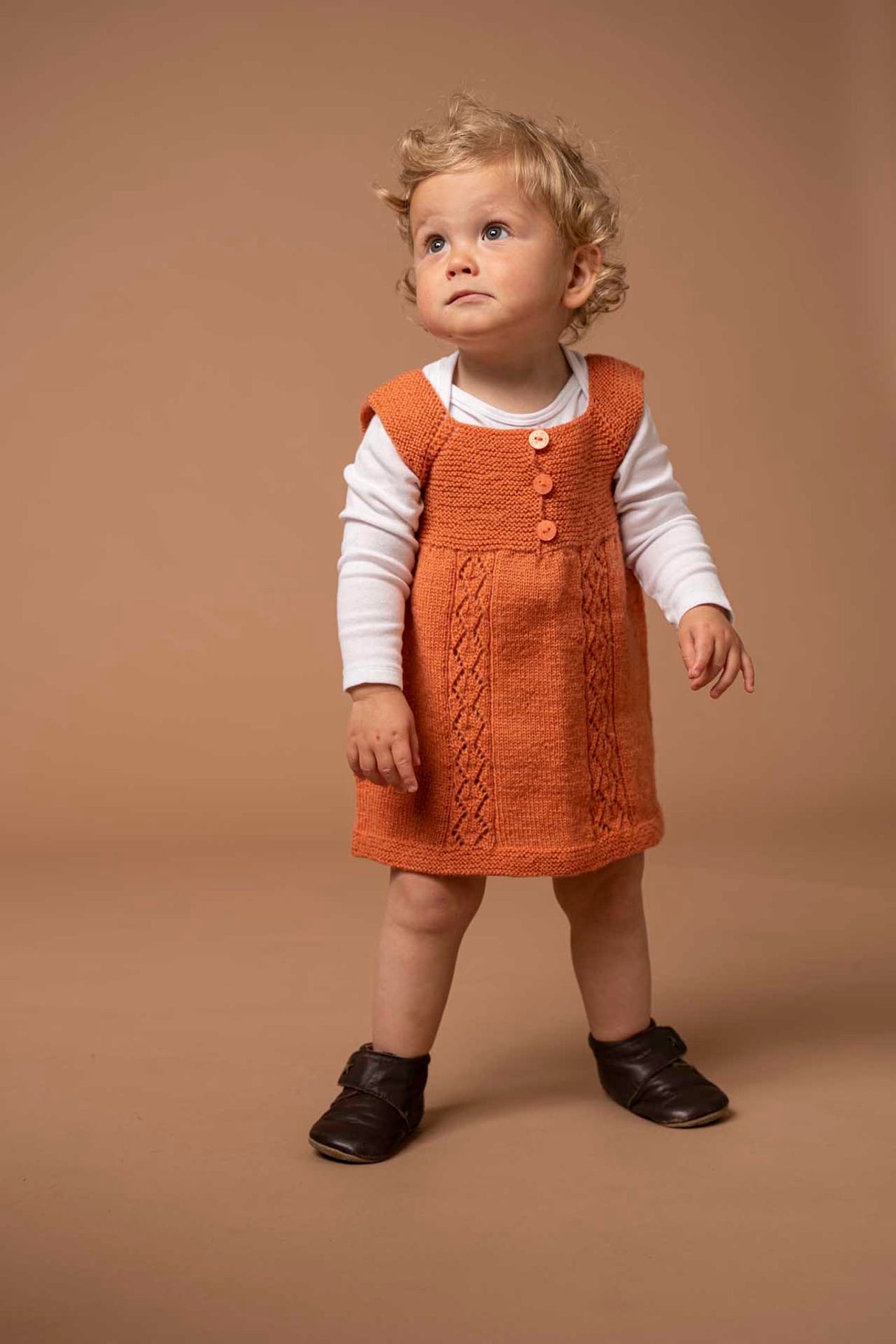 Spencerkjole med diskret hulmønster