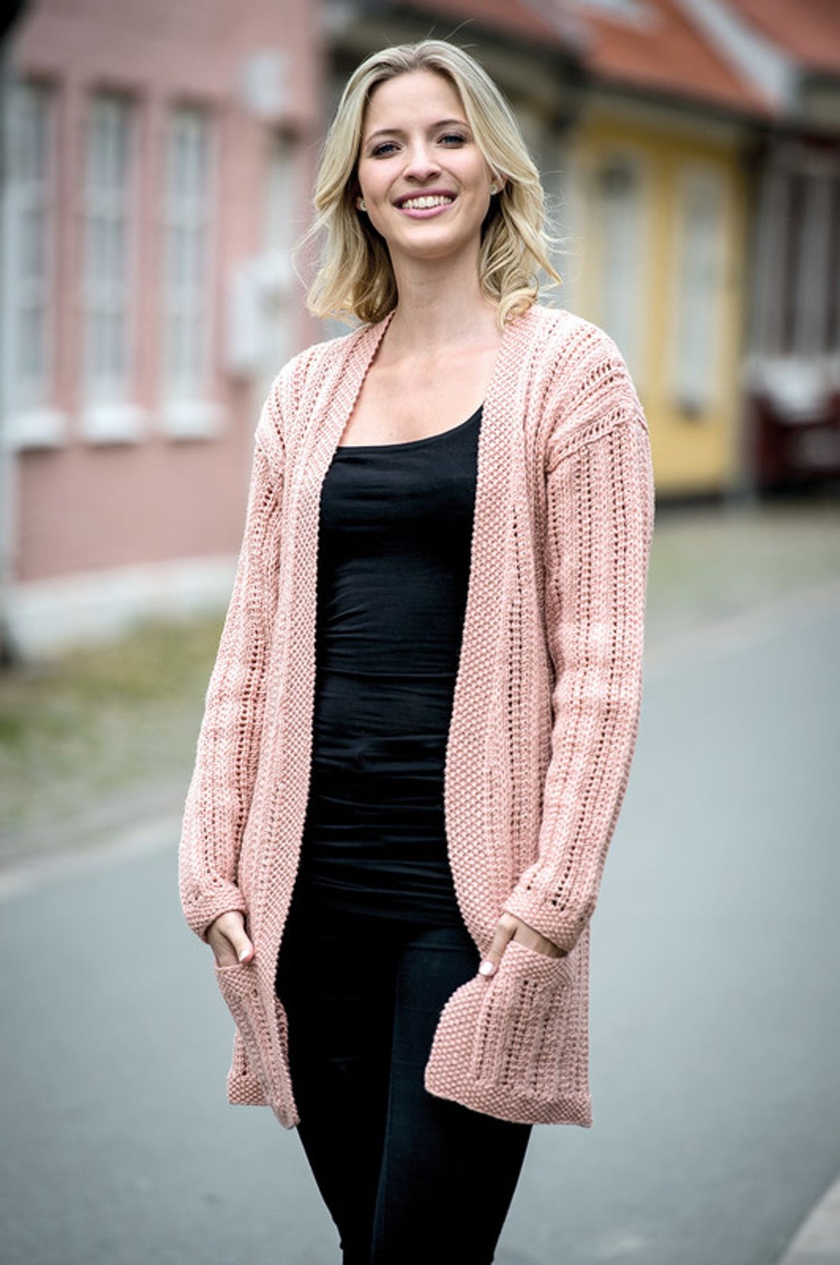 Lang cardigan med perlestrikket kant