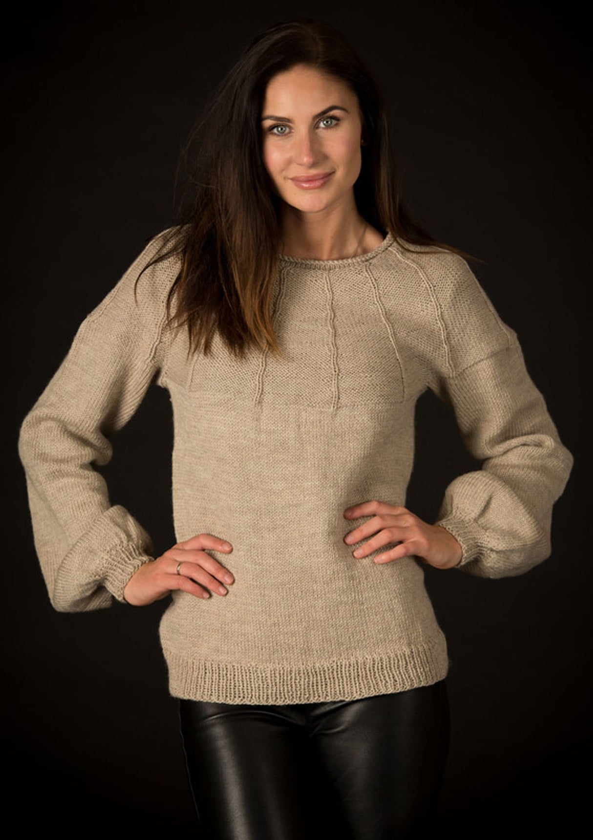 Sweater med ballonærmer/alm. ærmer