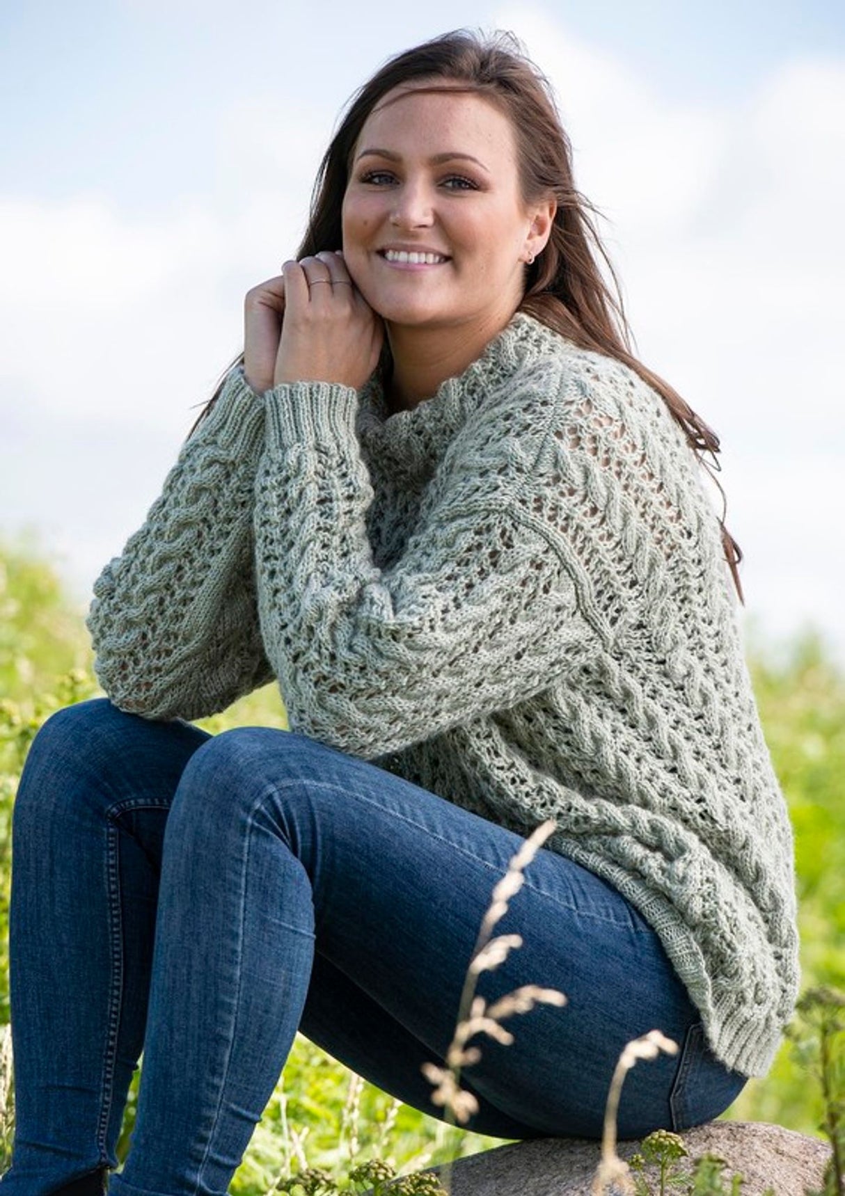 Sweater med hulmønster og snoninger