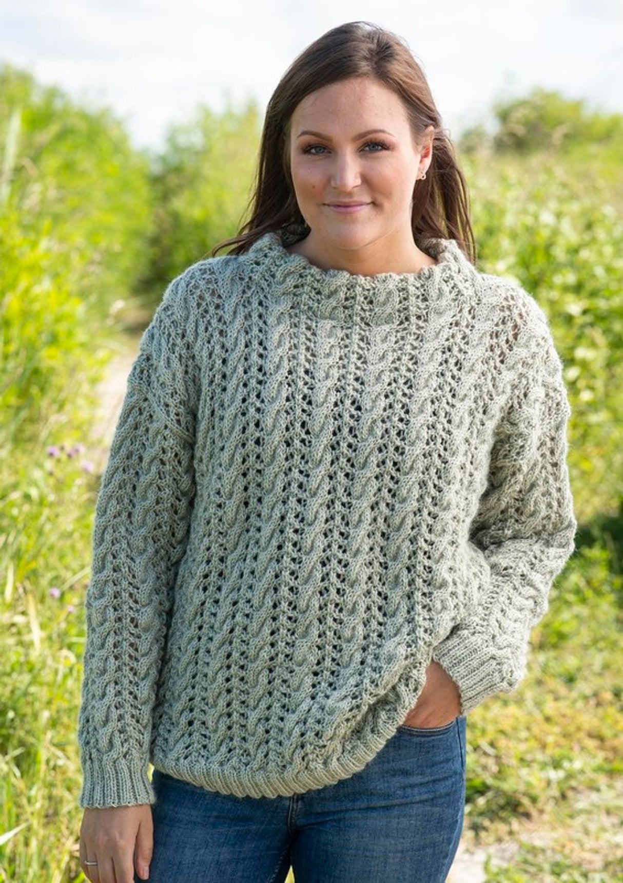 Sweater med hulmønster og snoninger