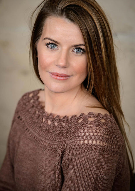 Strikket bluse med hæklet bærestykke