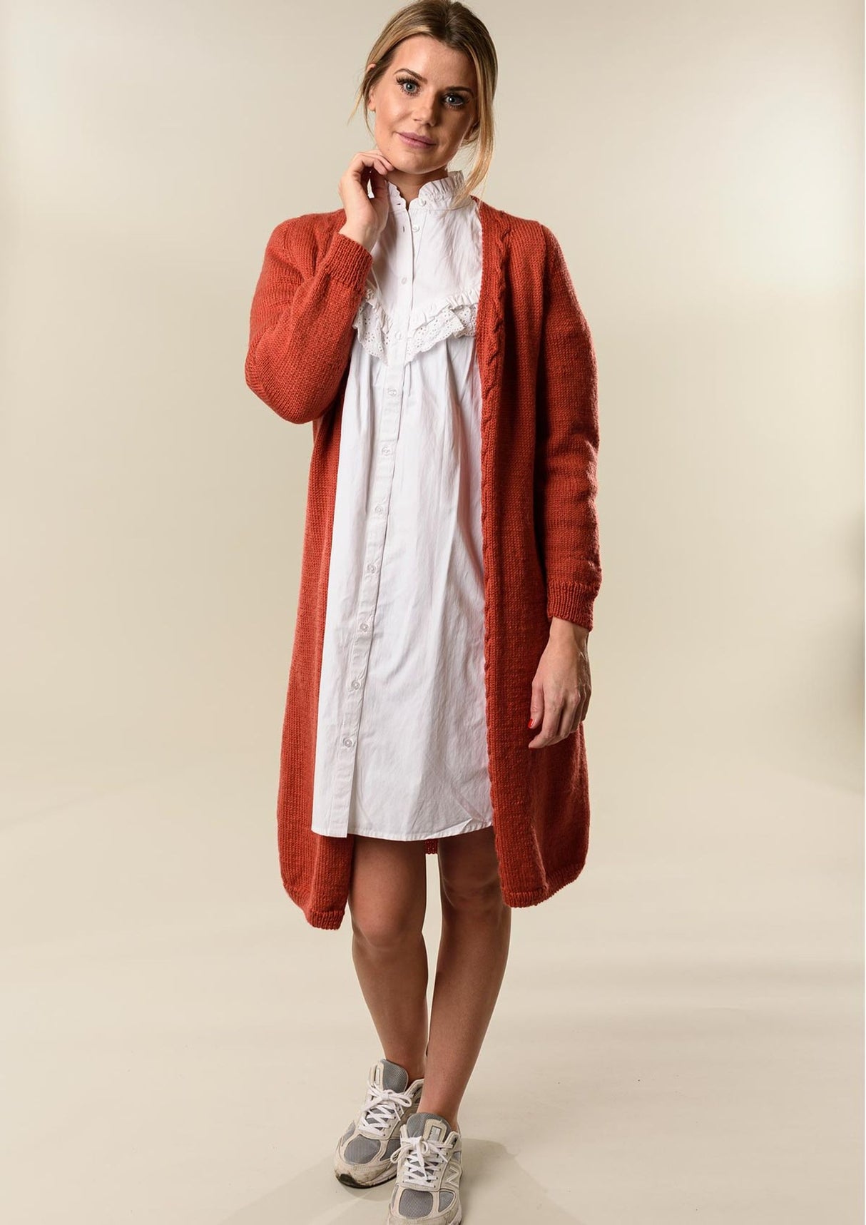 Strikket damefrakke med snoninger