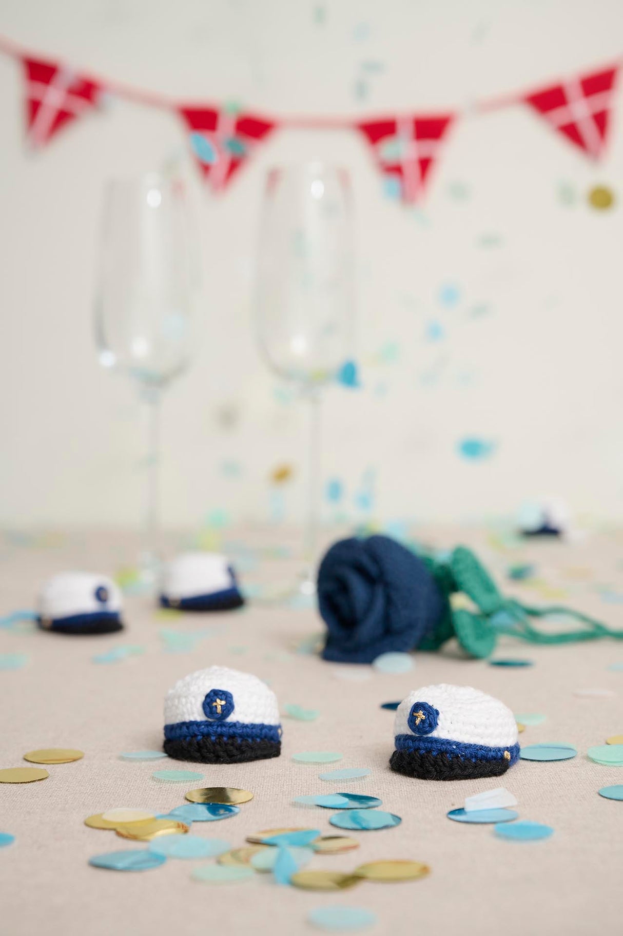 Små studenterhuer til bord