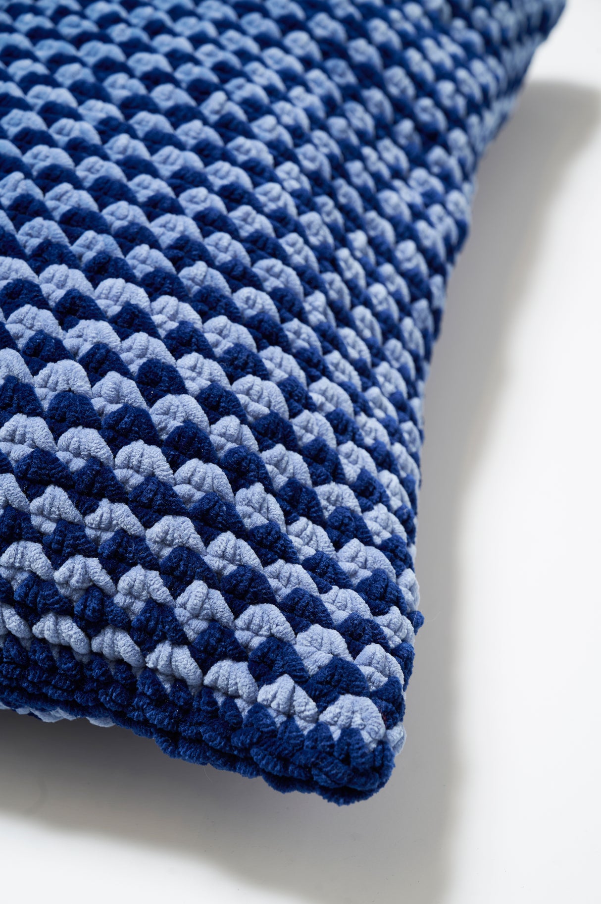 Hæklet flerfarvet pude