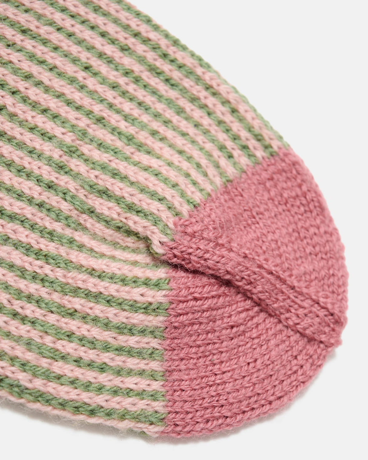 LF03 - Strikket julesok med nisseranke og rosa-grøn stribe