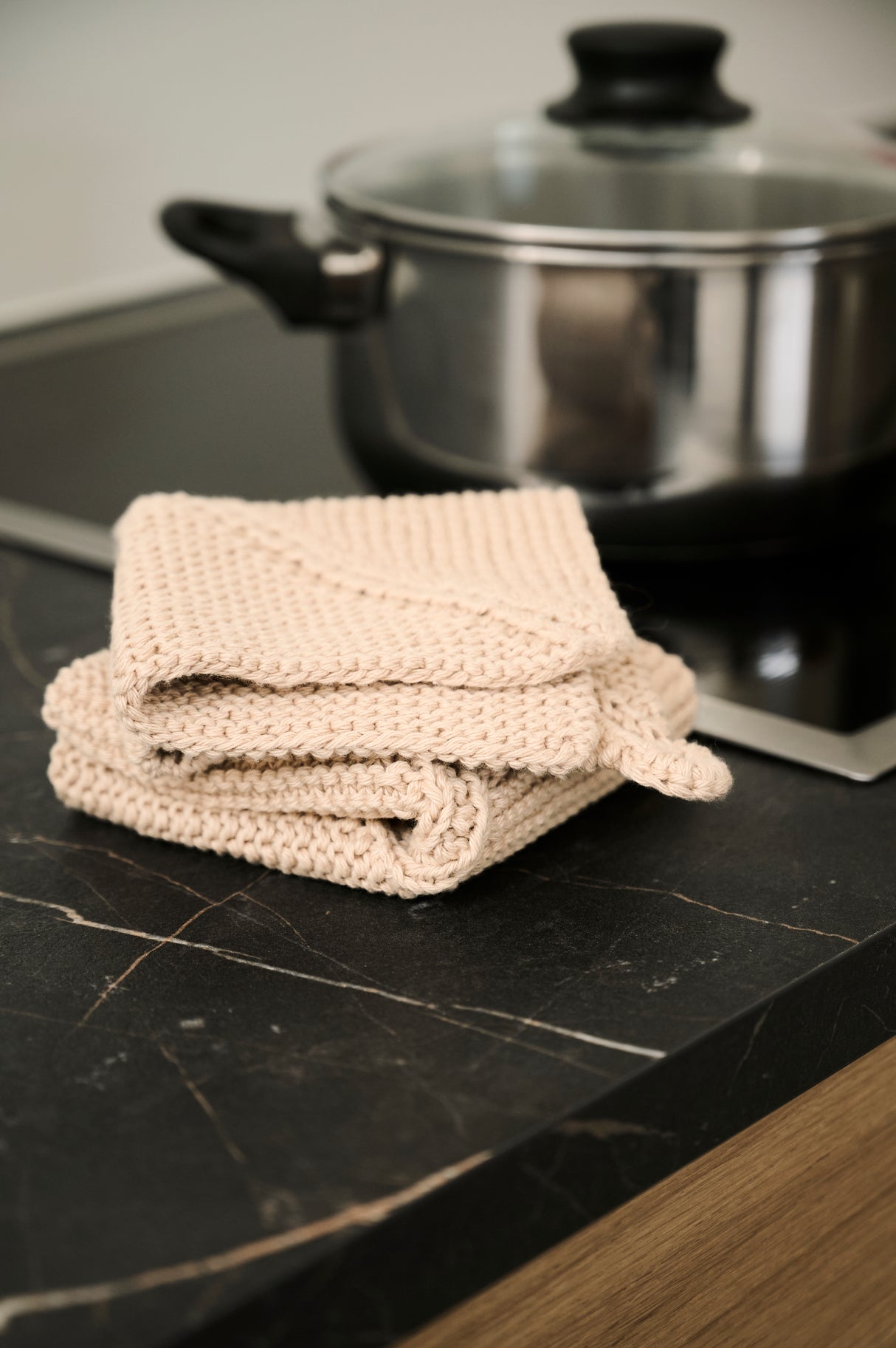 Dominostrikkede grydelapper