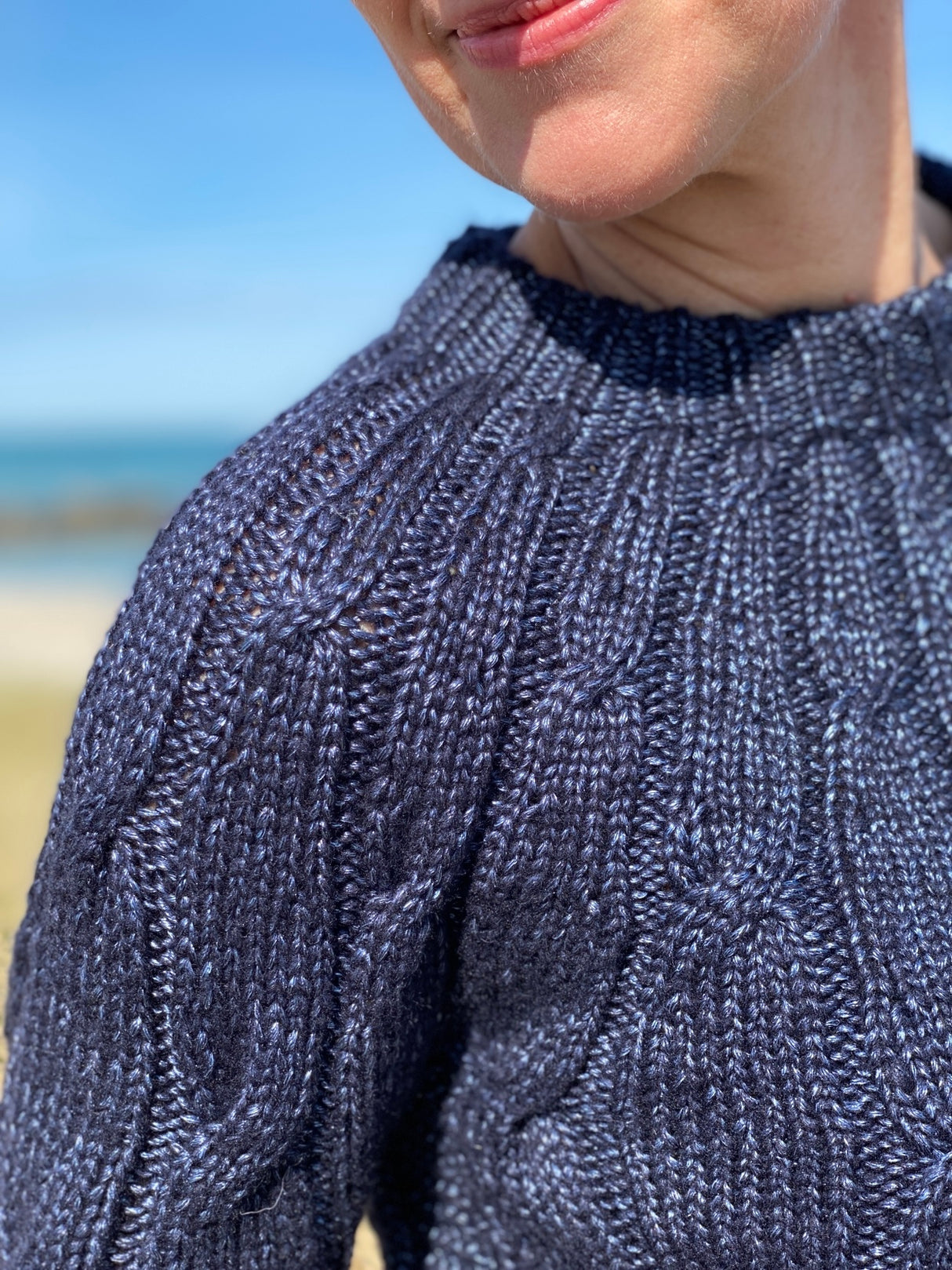 FR39b - Sweater med brede snoninger - Aspen Style Opskrift