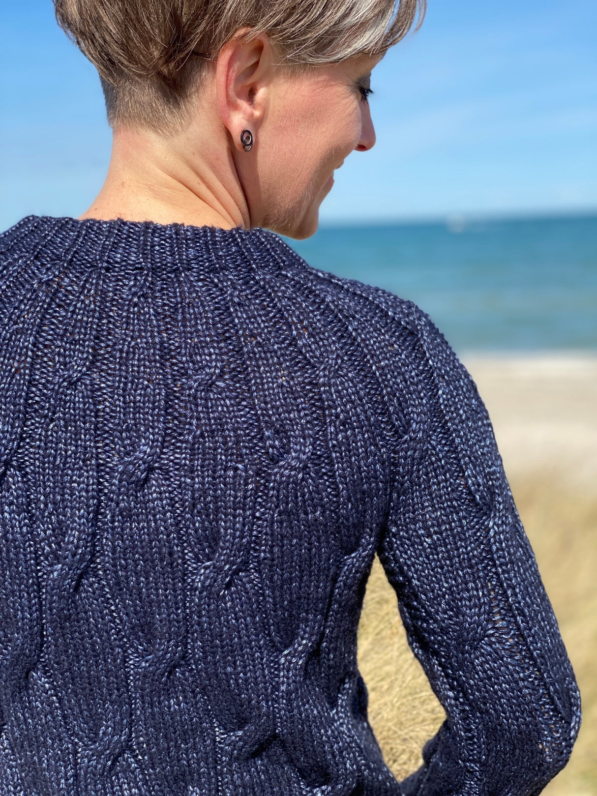 FR39b - Sweater med brede snoninger - Aspen Style Opskrift