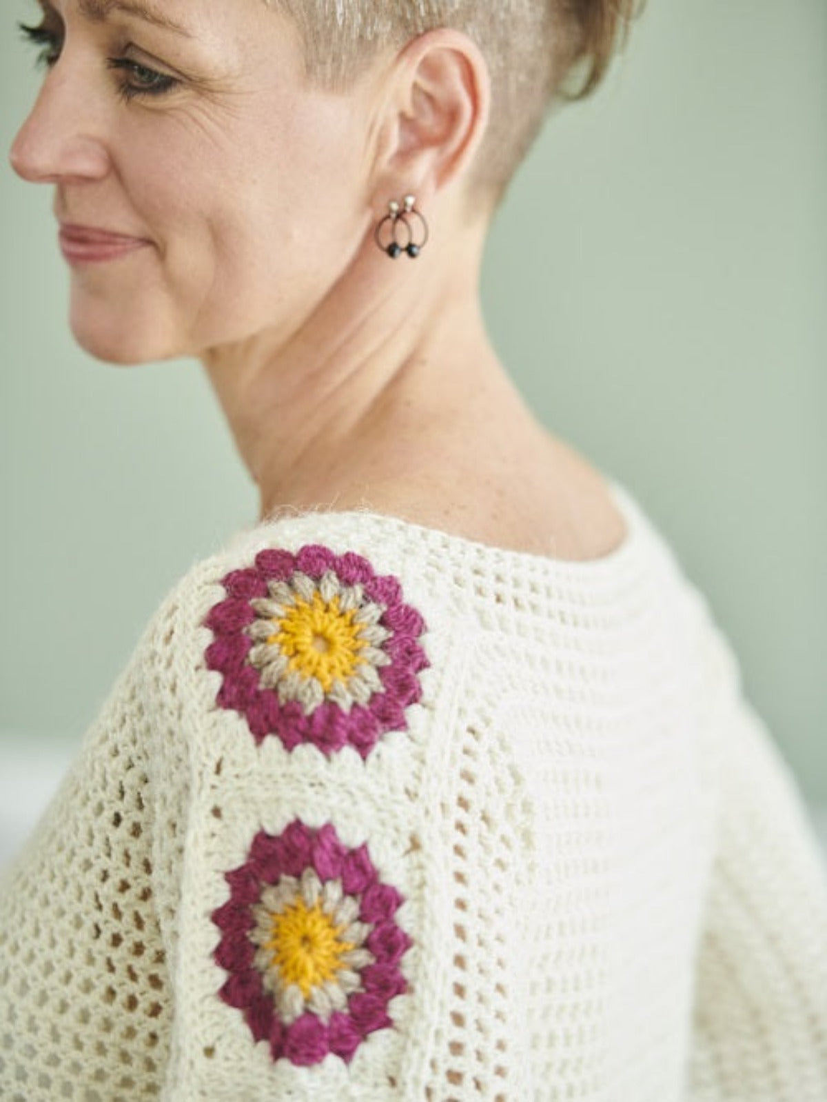 FR70 - Hæklet blomsterbluse