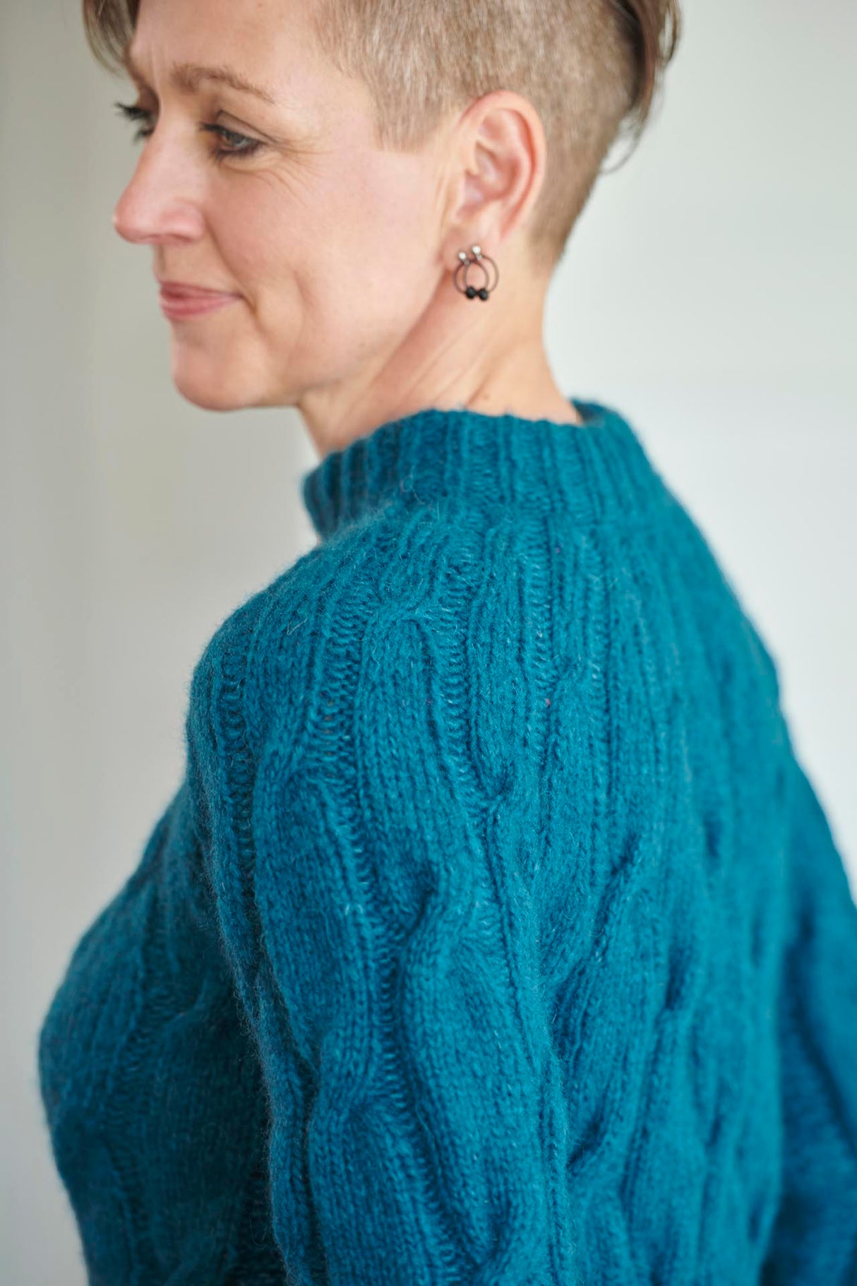 FR40 - Sweater poncho med snoninger Opskrift