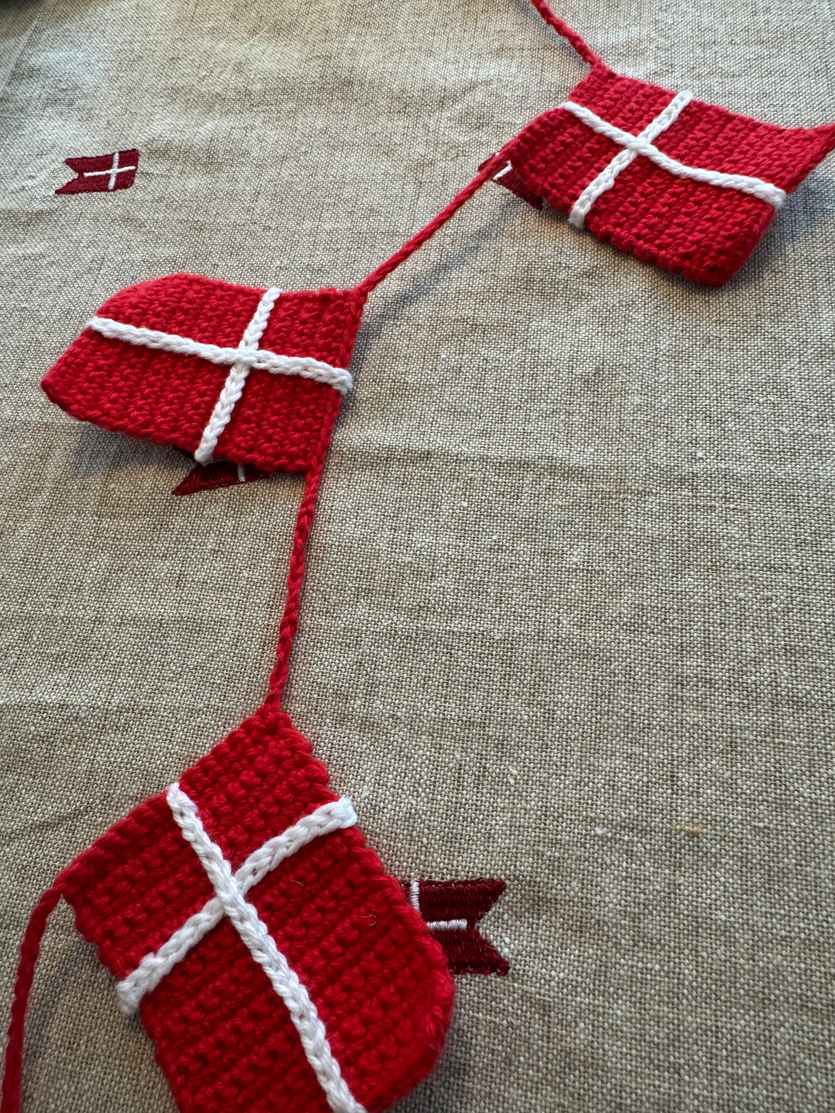 Hæklet Guirlande med Dannebrog