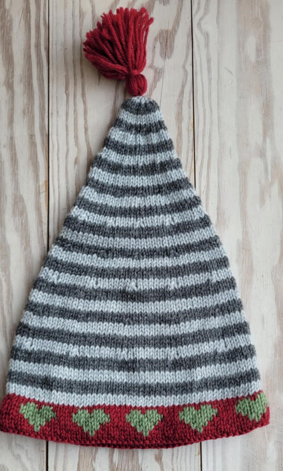 LF18 - Stribet nissehue med hjerterbort