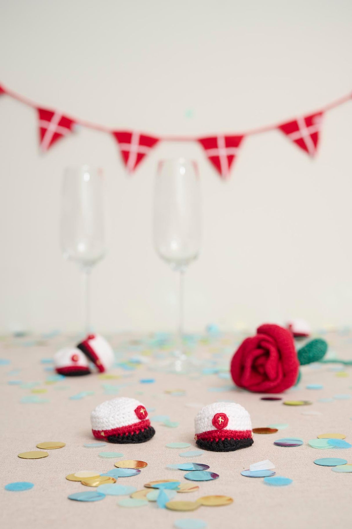 Små studenterhuer til bord