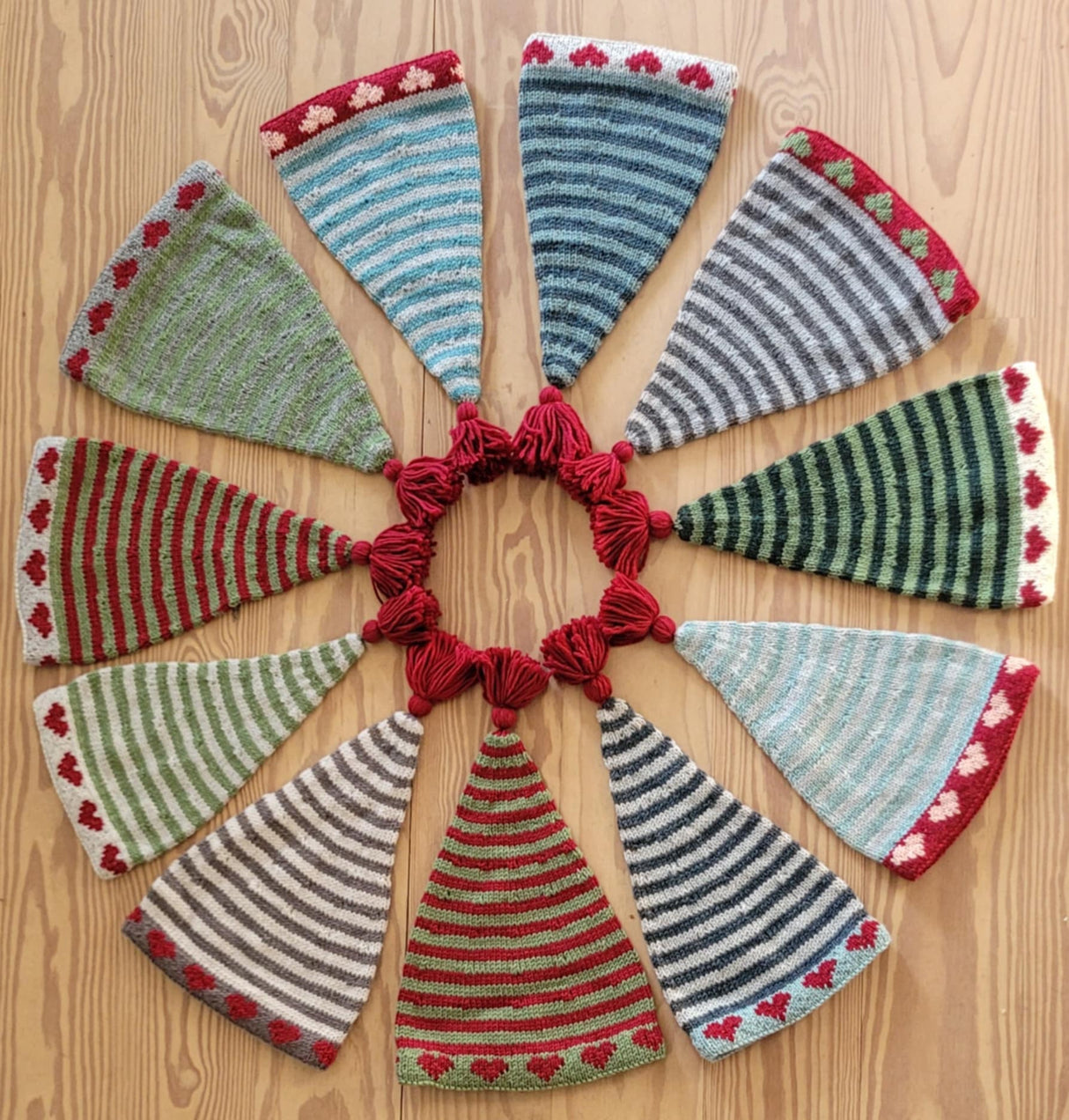 LF18 - Stribet nissehue med hjerterbort