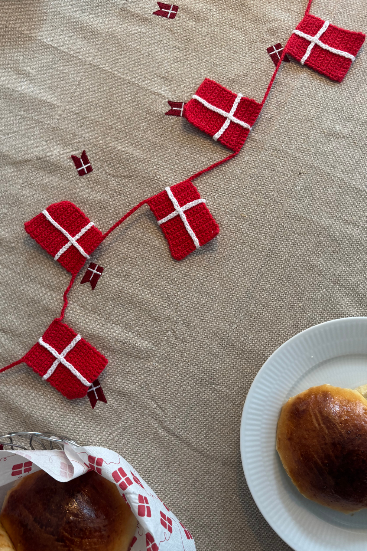 Hæklet Guirlande med Dannebrog