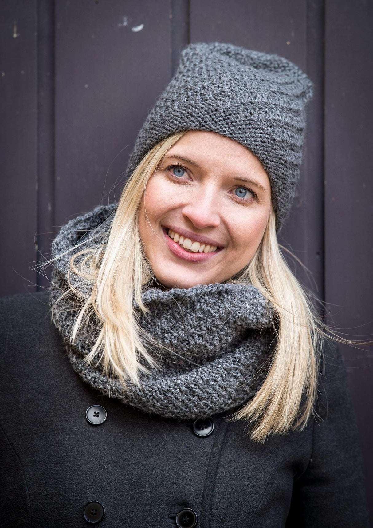 Hue og halsedisse i forskudt rib