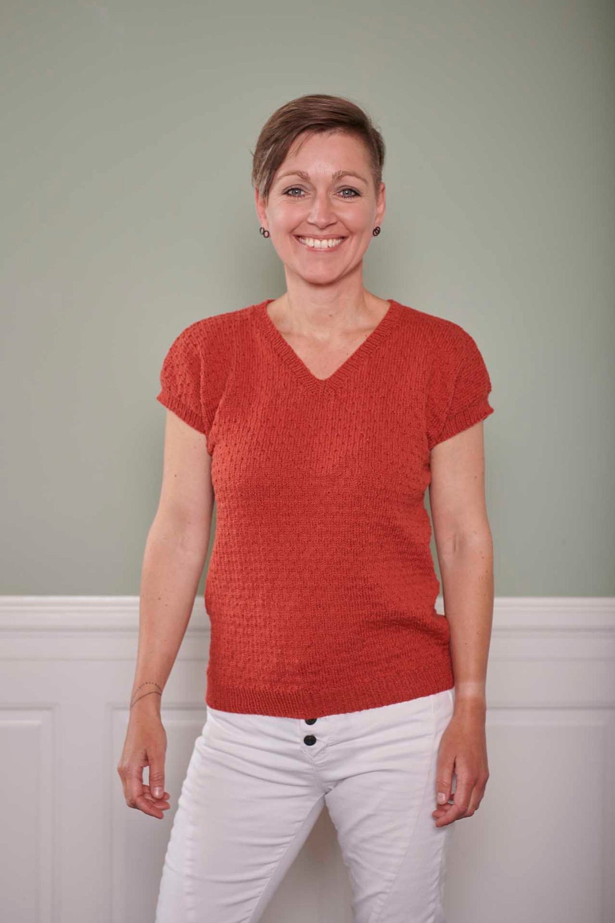 FR4 - T-shirt med V-hals