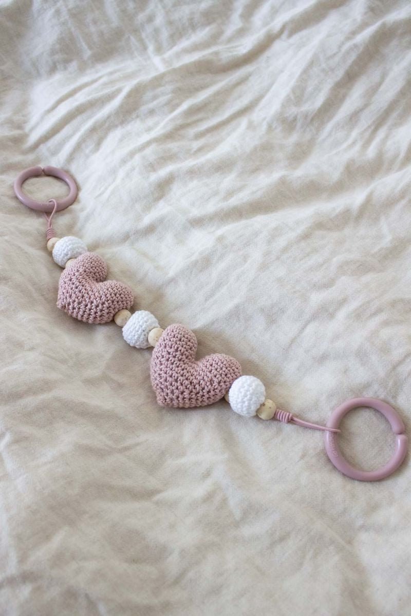 Hæklet barnevognskæde med hjerter