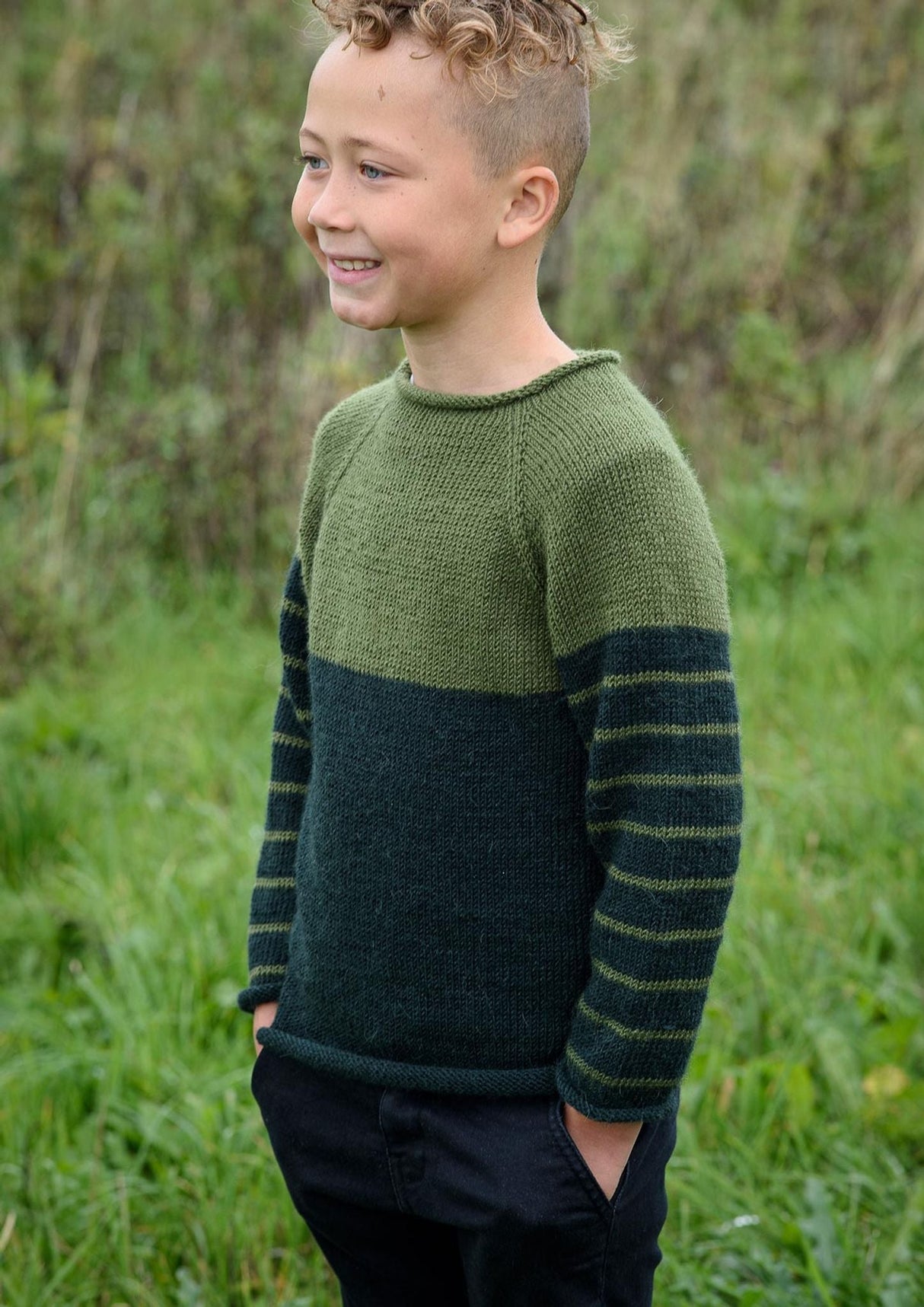 Sweater med raglan og striber