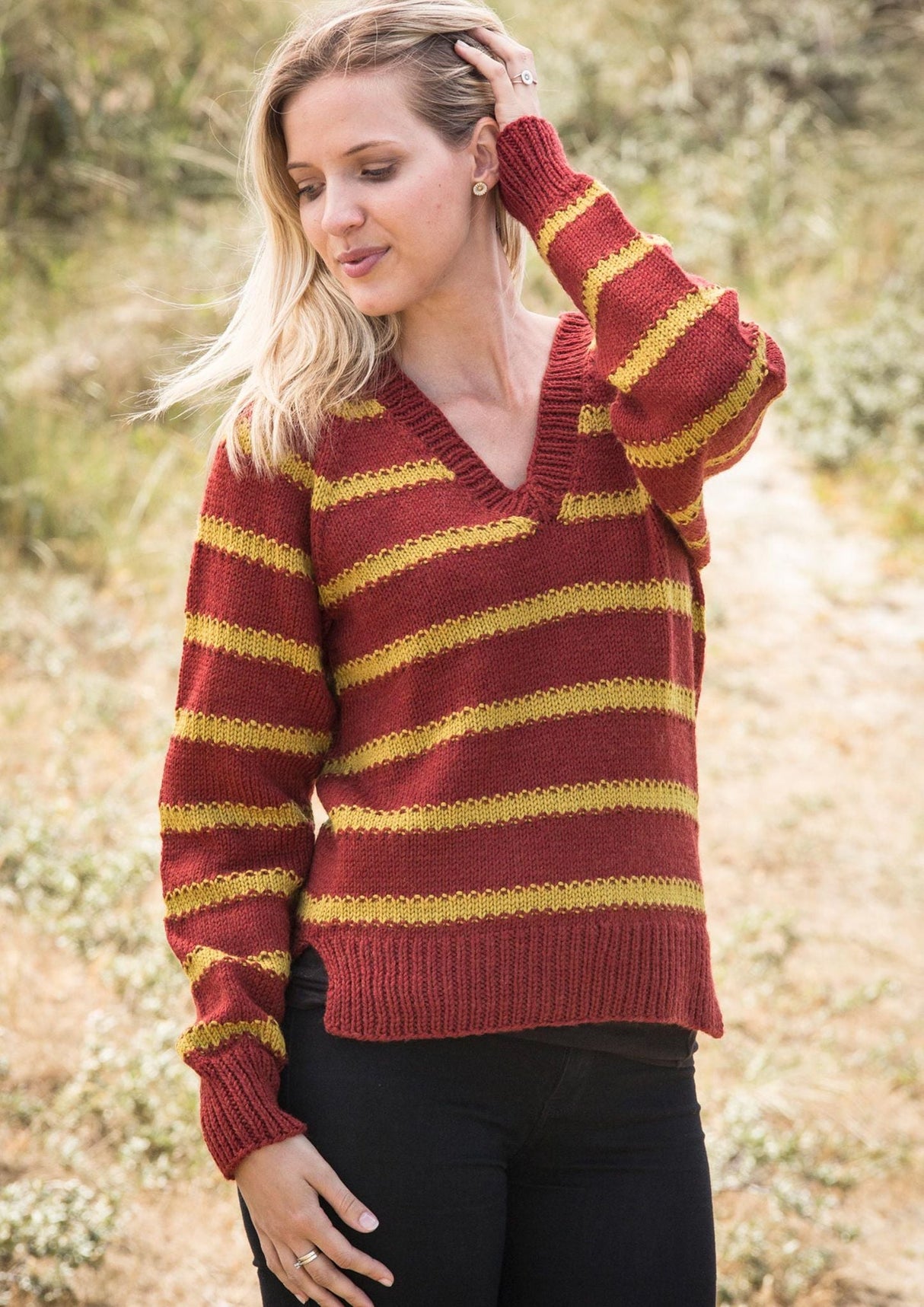 Sweater med striber og v-hals