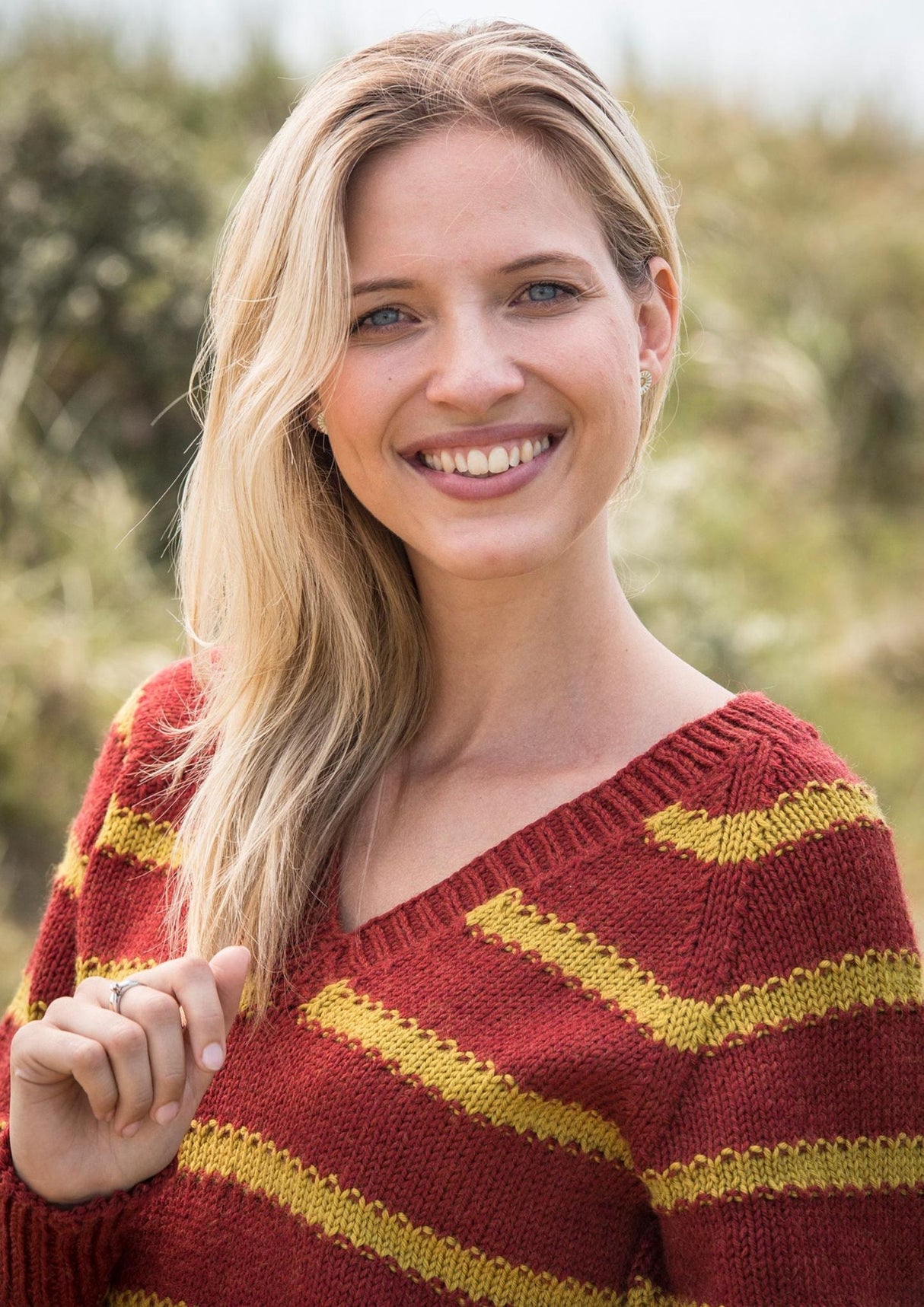 Sweater med striber og v-hals