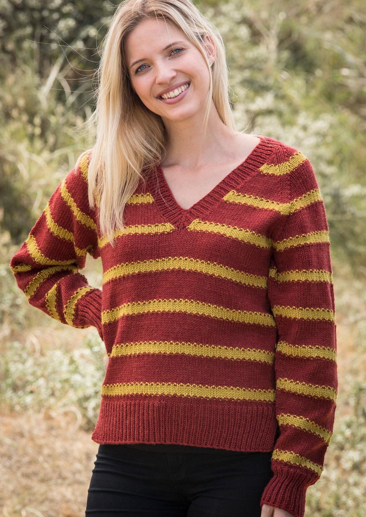 Sweater med striber og v-hals