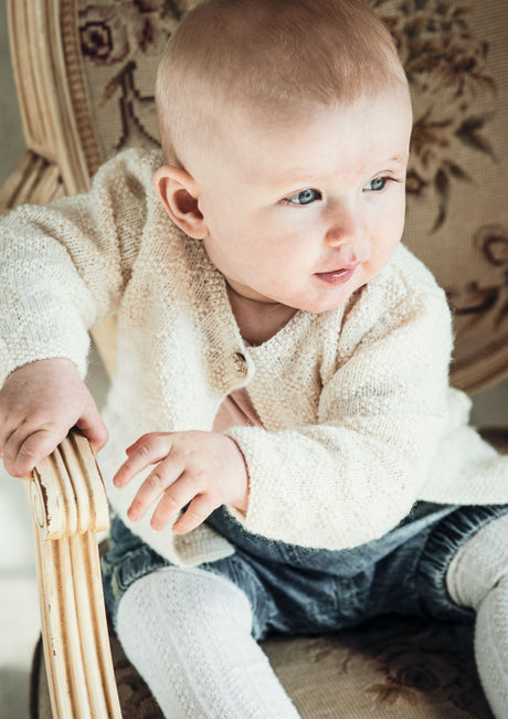 Babytrøje med perlestrikmønster