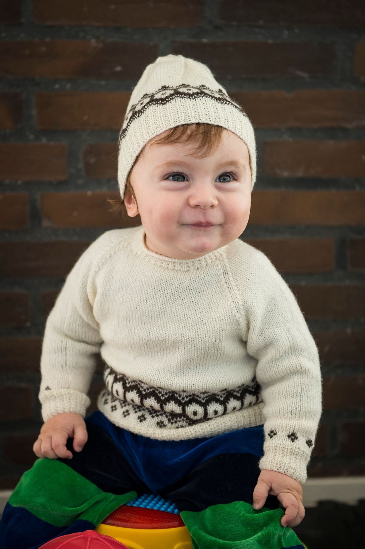 Babysweater og hue med mønster