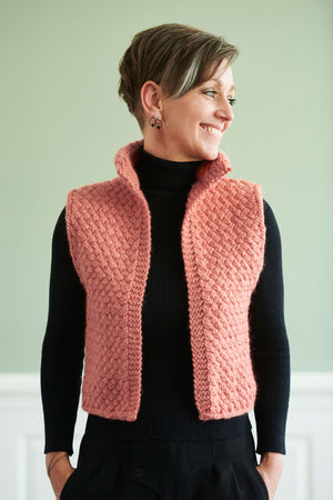FR62 - Vest med flettet mønster Opskrift