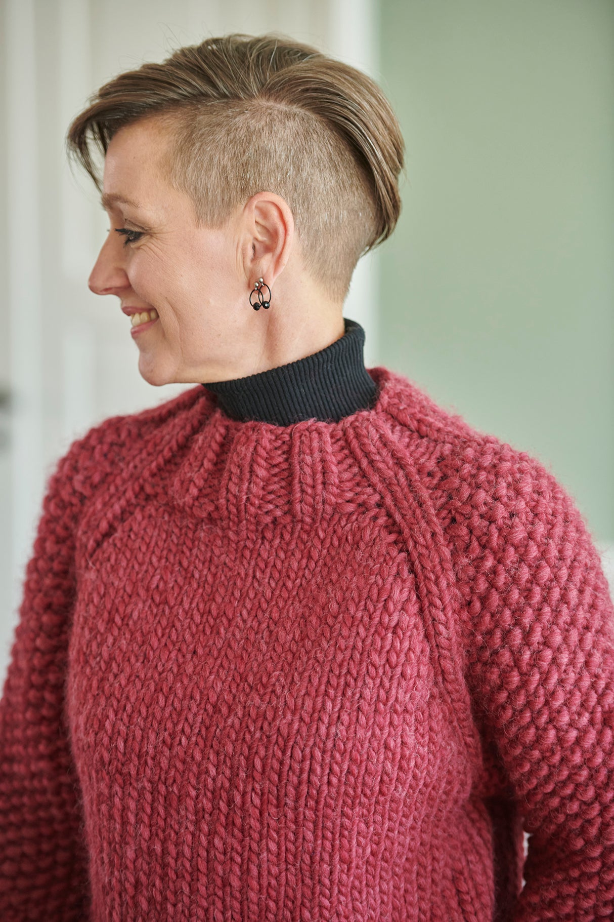 FR76 - Sweater med perlestrikkede ærmer Opskrift