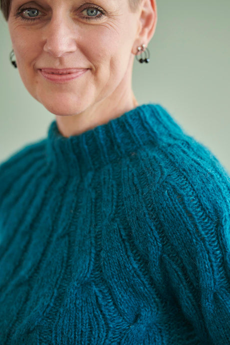 FR40 - Sweater poncho med snoninger