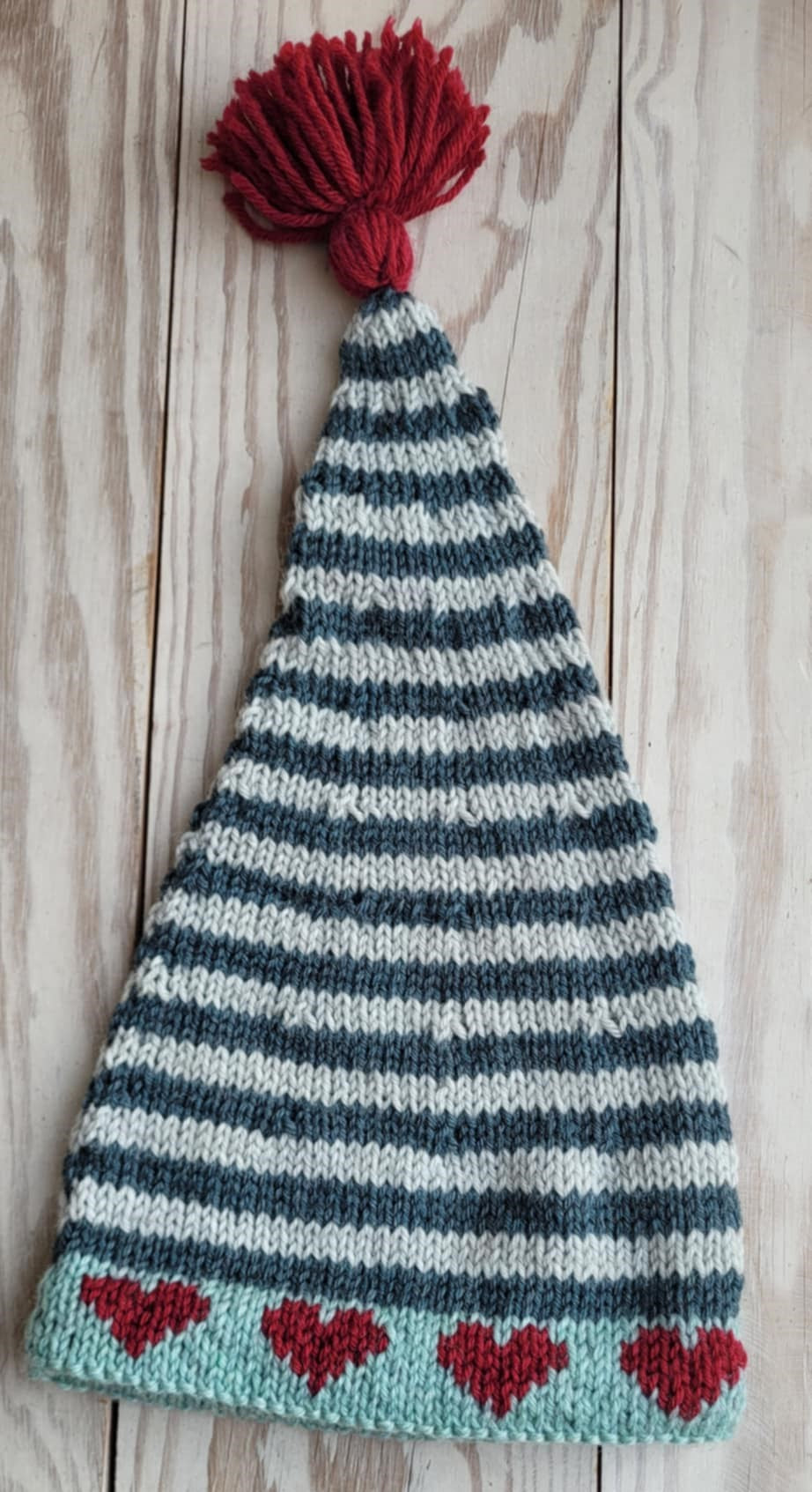 LF18 - Stribet nissehue med hjerterbort