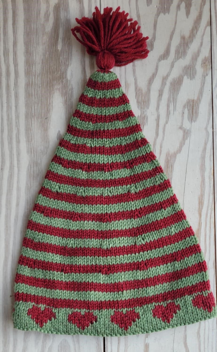 LF18 - Stribet nissehue med hjerterbort