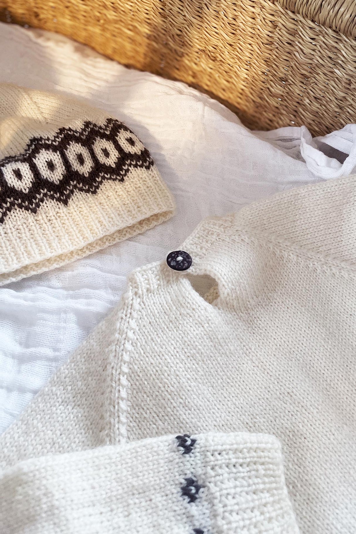 Babysweater og hue med mønster
