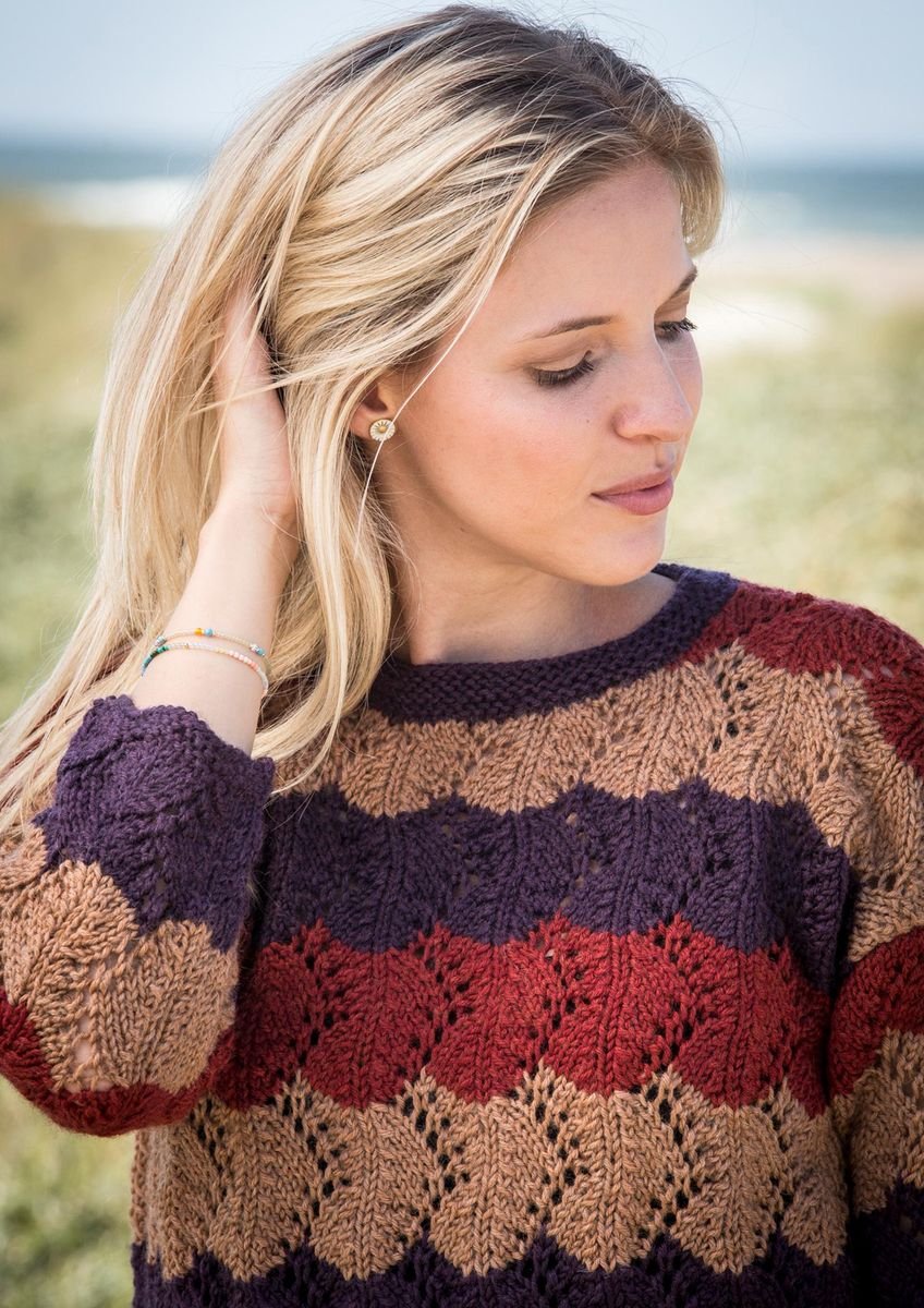 Damesweater med striber og hulmønster