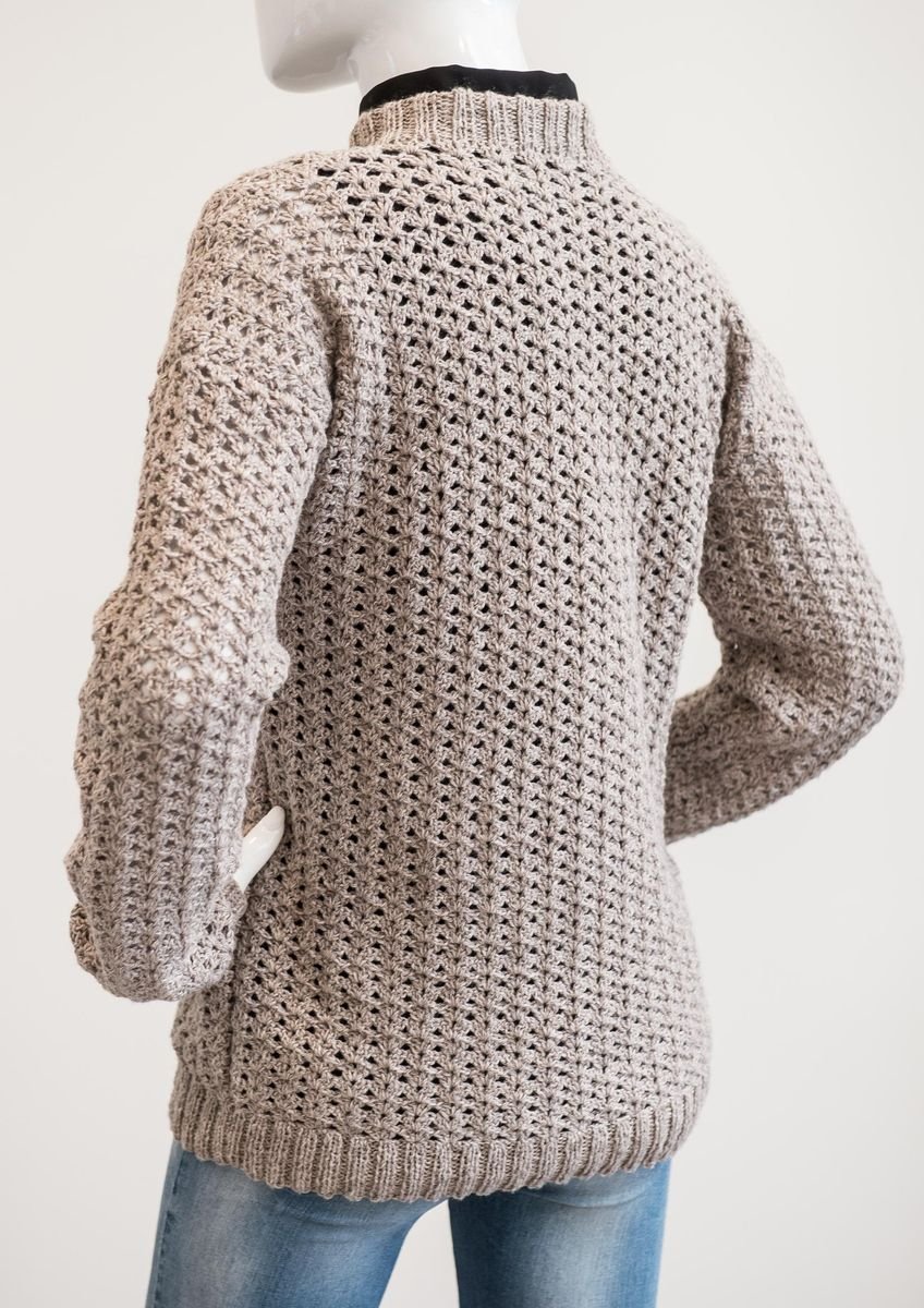 Hæklet sweater med strikkede kanter