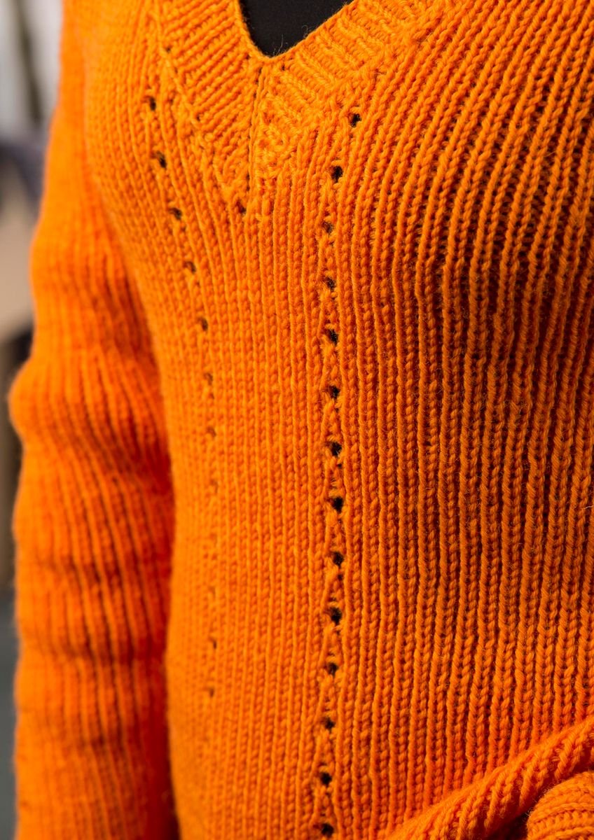 Ribstrikket sweater med v-hals og hulmønster